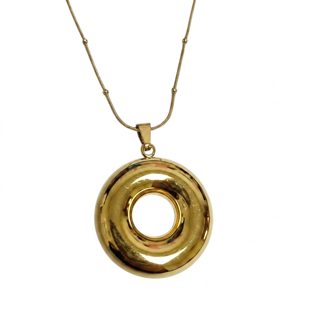 Pendant necklace — Clean Studio | Generated by Modelize